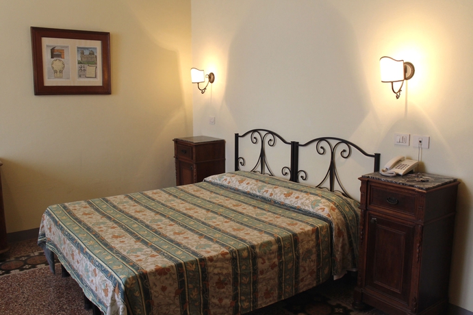 Imagen de la habitación del Hotel Scoti. Foto 6