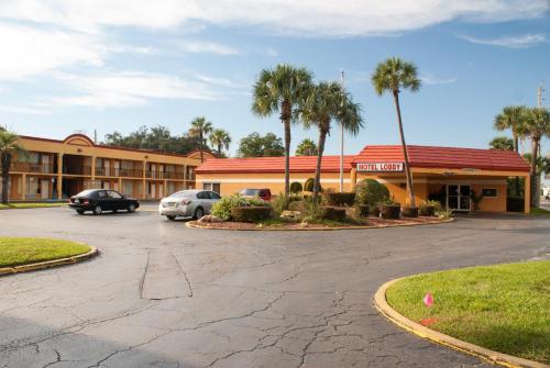 Imagen de los exteriores del Hotel Scottish Inn Jacksonville Downtown. Foto 6