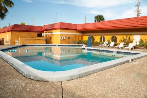 Imagen de la piscina del Hotel Scottish Inn Jacksonville Downtown. Foto 7