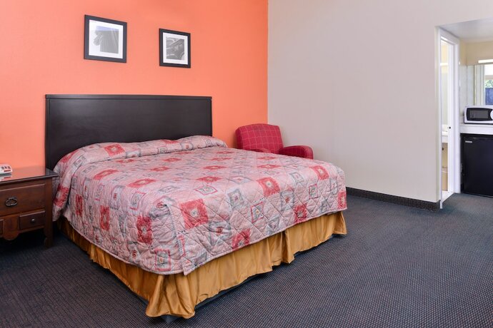 Imagen de la habitación del Hotel Scottish Inns and Suites. Foto 16