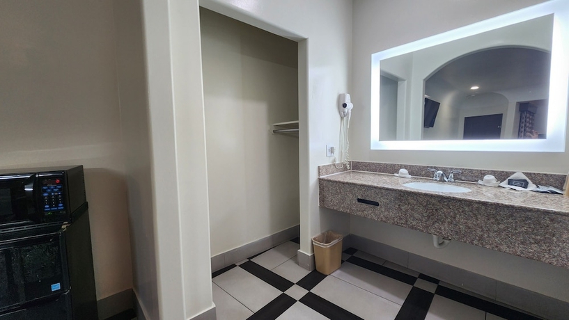Imagen de la habitación del Hotel Scottish Inns and Suites Sam Houston Pkwy. Foto 15