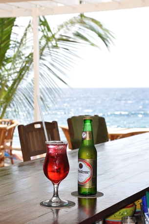 Imagen del bar/restaurante del Hotel Scuba Lodge and Ocean Suites. Foto 5