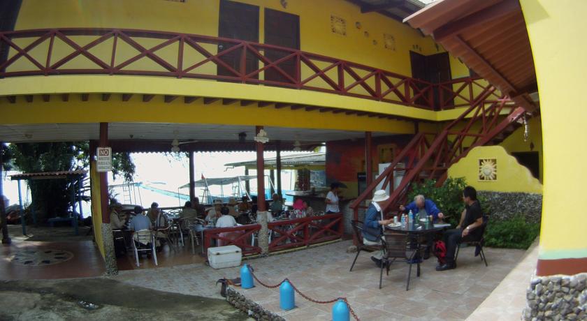 Imagen del bar/restaurante del Hotel Scubaportobello. Foto 2