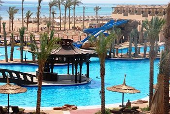 Imagen de la piscina del Hotel Sea Beach Aqua Park Resort. Foto 13