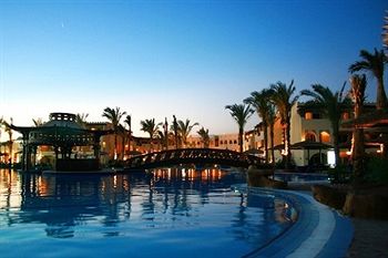 Imagen de la piscina del Hotel Sea Beach Aqua Park Resort. Foto 16