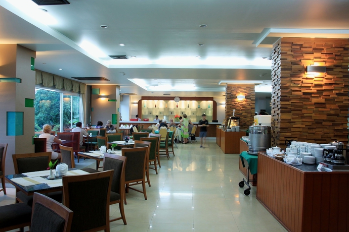 Imagen del bar/restaurante del Hotel Sea Breeze Jomtien Resort. Foto 2