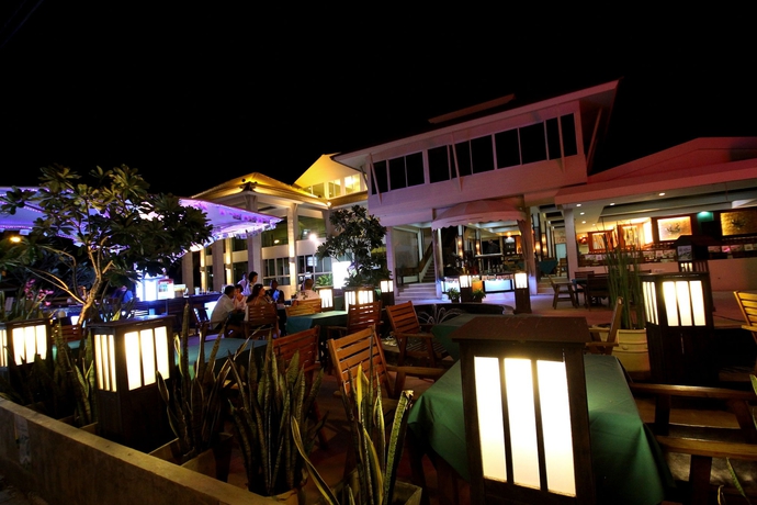 Imagen del bar/restaurante del Hotel Sea Breeze Jomtien Resort. Foto 8