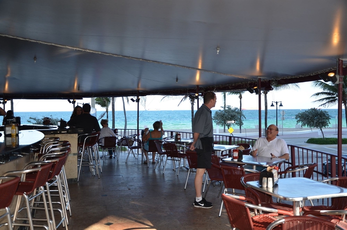 Imagen del bar/restaurante del Hotel Sea Club Resort. Foto 3