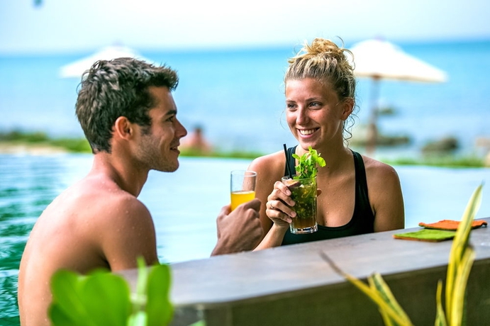 Imagen de la piscina del Hotel Sea Dance Resort. Foto 15