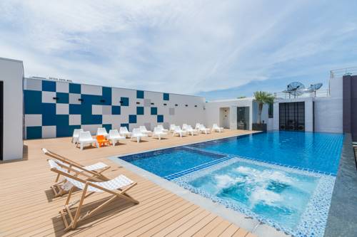 Imagen de la piscina del Hotel Sea Me Spring. Foto 10