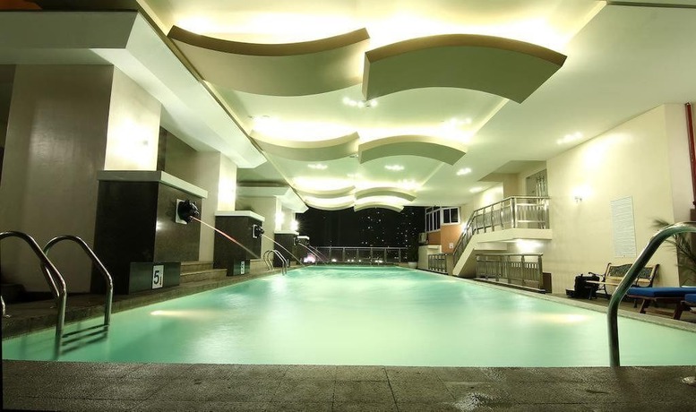 Imagen de la piscina del Hotel Sea Pearl Manila Suites. Foto 19