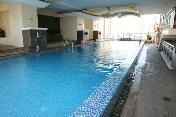 Imagen de la piscina del Hotel Sea Pearl Manila Suites. Foto 20