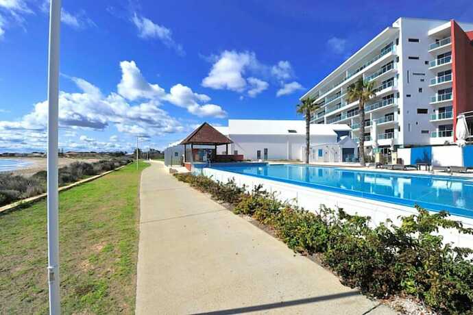 Imagen de la piscina del Hotel Sea Side 112. Foto 18