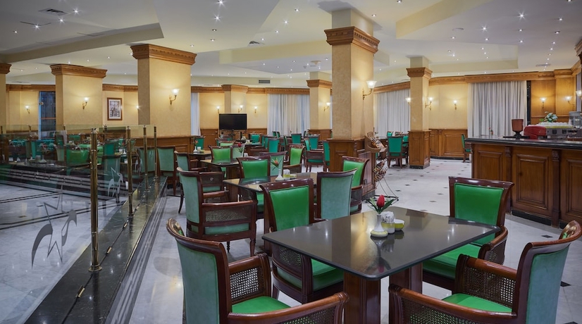 Imagen del bar/restaurante del Hotel Sea Star Beau Rivage. Foto 2