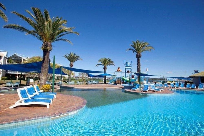 Imagen de la piscina del Hotel Sea World Resort. Foto 12