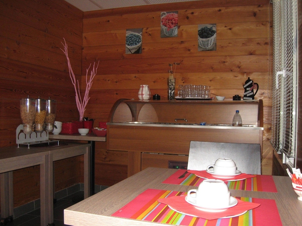 Imagen del bar/restaurante del Hotel Séjours Et Affaires Les Rives Du Leman - Gex. Foto 2