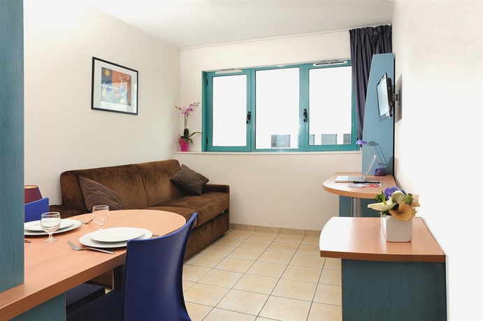 Imagen de los interiores del Hotel Séjours & Affaires Rive Gauche - Serris. Foto 7