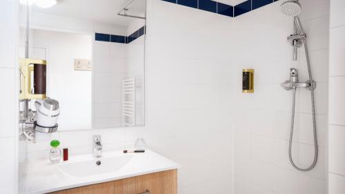 Imagen de la habitación del Hotel S&eacute;jours & Affaires Rive Gauche - Serris. Foto 7