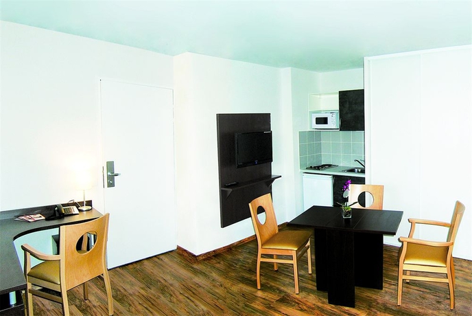 Imagen de los interiores del Hotel Séjours and Affaires Caen Le Clos Beaumois. Foto 8