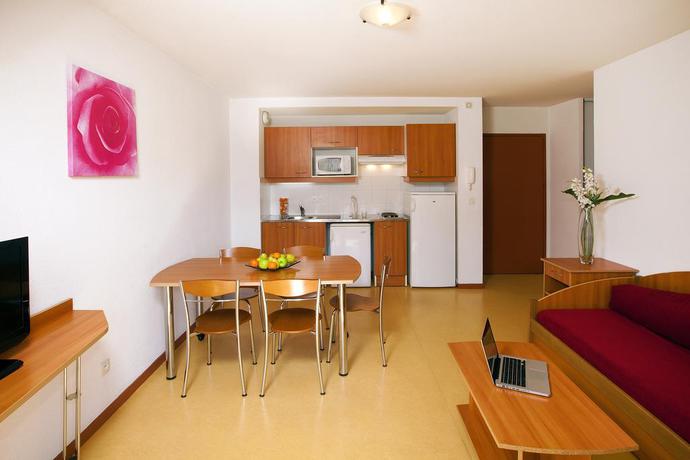 Imagen general del Hotel Séjours and Affaires Saint Genis. Foto 5