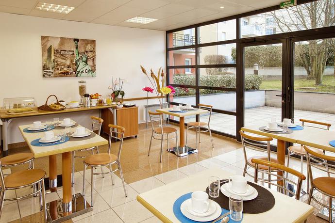 Imagen general del Hotel Séjours and Affaires Saint Genis. Foto 6