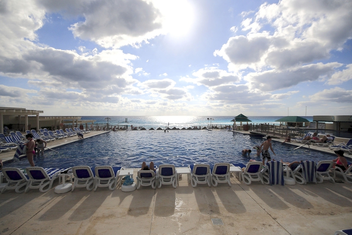 Imagen de la piscina del Hotel Seadust Cancun All Inclusive Family Resort. Foto 16
