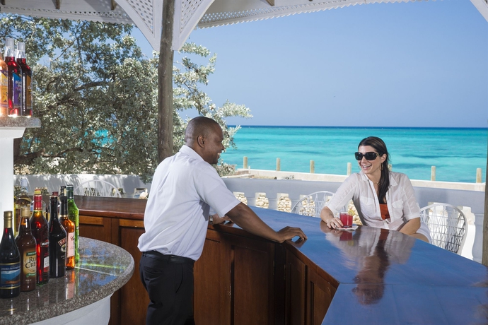 Imagen del bar/restaurante del Hotel Seagarden Beach Resort - All Inclusive. Foto 4