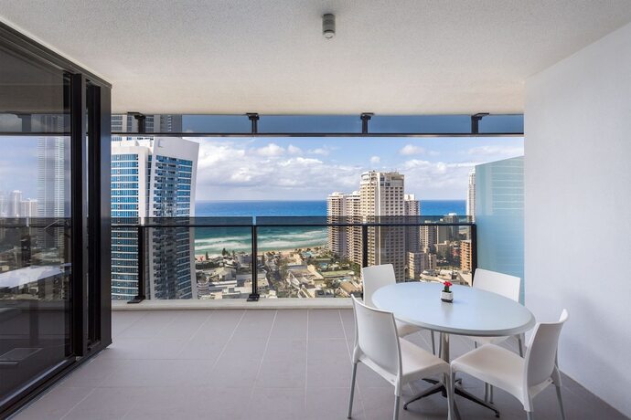 Imagen de la habitación del Hotel Sealuxe Central Surfer Paradise Spacious Deluxe Ocean View King Spa Apartment. Foto 21