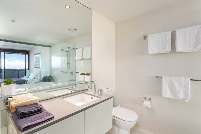 Imagen de la habitación del Hotel Sealuxe Central Surfer Paradise Spacious Deluxe Ocean View King Spa Apartment. Foto 28
