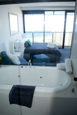 Imagen de la habitación del Hotel Sealuxe Central Surfer Paradise Spacious Deluxe Ocean View King Spa Apartment. Foto 34