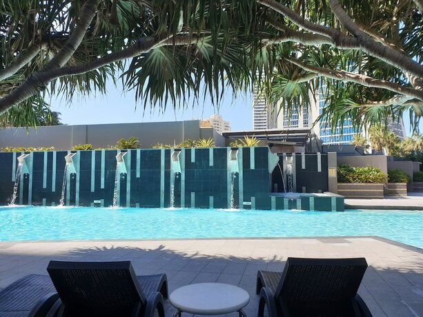 Imagen de la piscina del Hotel Sealuxe Central Surfer Paradise Spacious Deluxe Ocean View King Spa Apartment. Foto 38