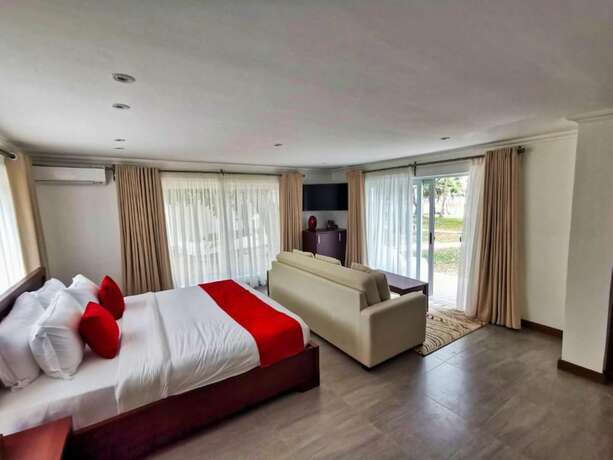 Imagen de la habitación del Hotel Searenity Beach Villa. Foto 19