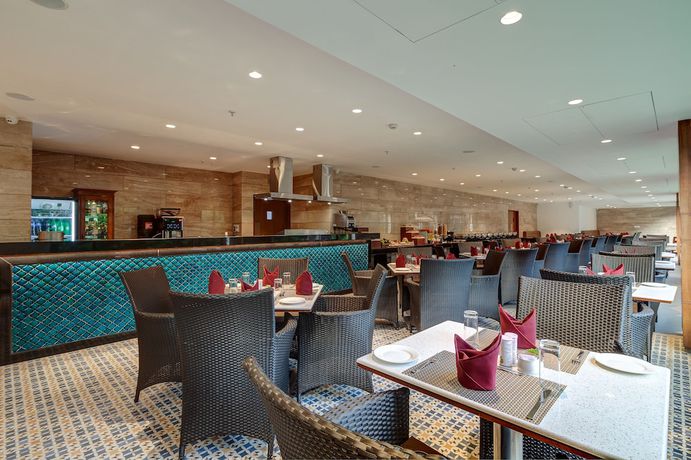 Imagen del bar/restaurante del Hotel Seashell Suites And Villas. Foto 5