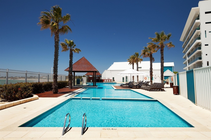Imagen de la piscina del Hotel Seashells Mandurah. Foto 15