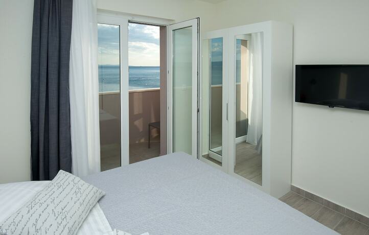 Imagen de la habitación del Hotel Seaside Luxury Suites. Foto 11