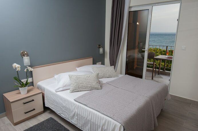 Imagen de la habitación del Hotel Seaside Luxury Suites. Foto 12