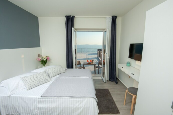 Imagen de la habitación del Hotel Seaside Luxury Suites. Foto 13