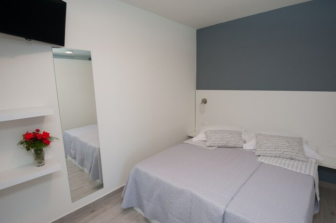 Imagen de la habitación del Hotel Seaside Luxury Suites. Foto 14