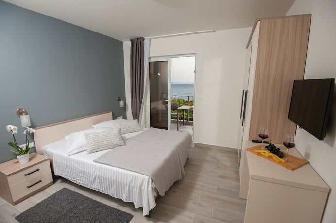 Imagen de la habitación del Hotel Seaside Luxury Suites. Foto 15