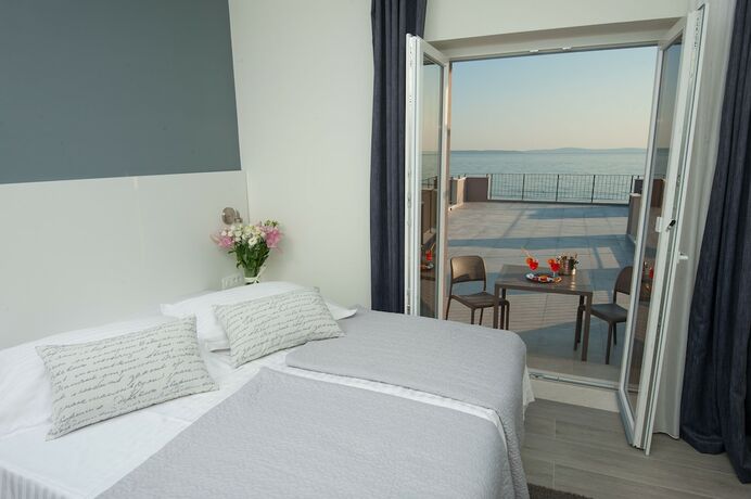 Imagen de la habitación del Hotel Seaside Luxury Suites. Foto 16