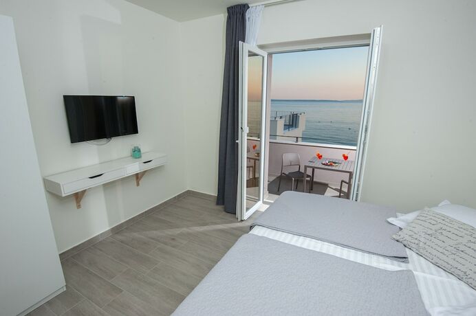 Imagen de la habitación del Hotel Seaside Luxury Suites. Foto 17