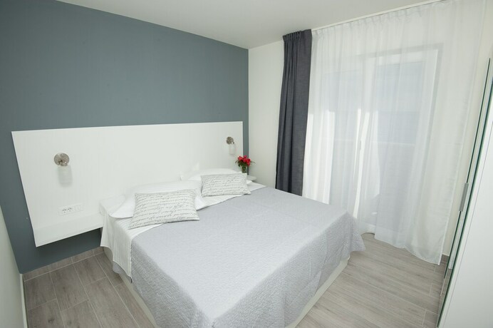 Imagen de la habitación del Hotel Seaside Luxury Suites. Foto 18