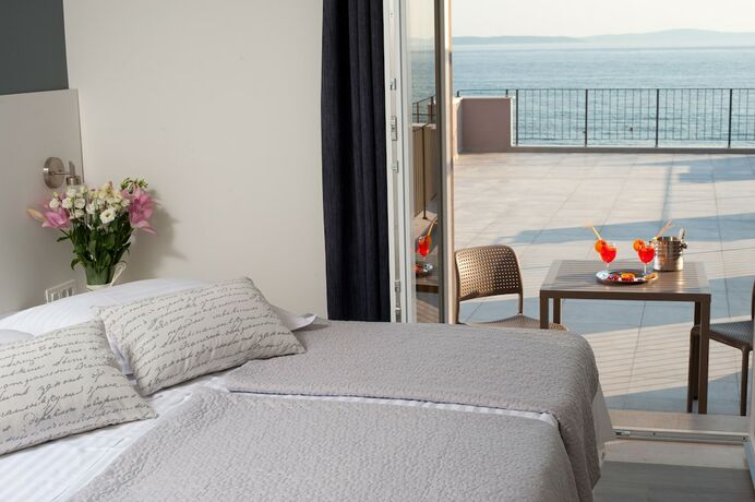 Imagen de la habitación del Hotel Seaside Luxury Suites. Foto 19