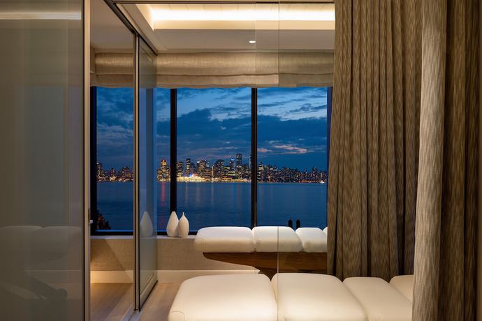 Imagen de la piscina del Hotel Seaside North Vancouver. Foto 19
