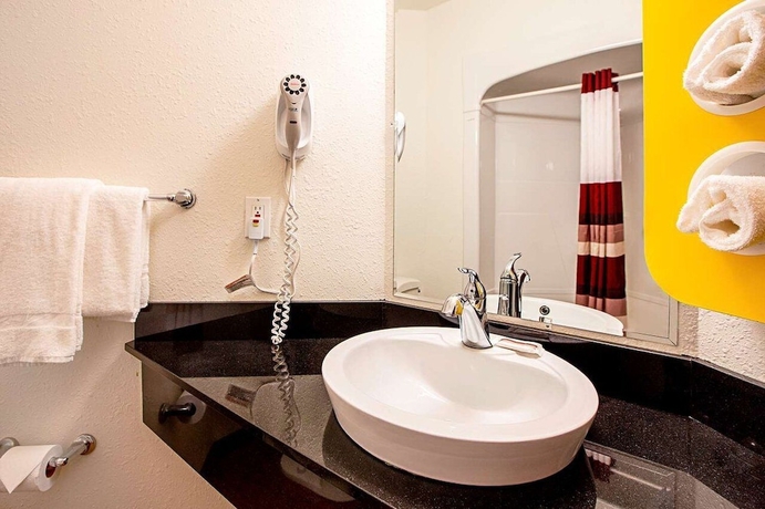 Imagen de la habitación del Hotel Seasons Inn Traverse City. Foto 13