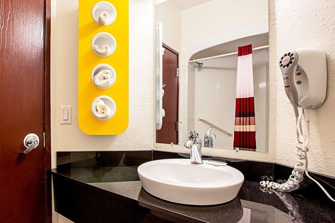 Imagen de la habitación del Hotel Seasons Inn Traverse City. Foto 15