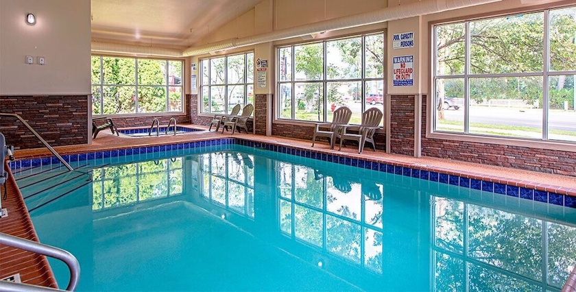 Imagen de la piscina del Hotel Seasons Inn Traverse City. Foto 19