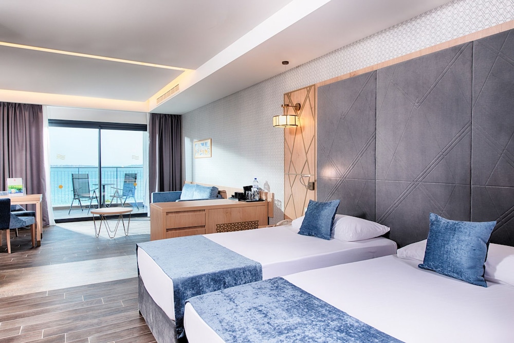 Imagen de la habitación del Hotel Secrets Sunny Beach Resort & Spa. Foto 5