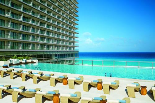 Imagen de la piscina del Hotel Secrets The Vine Cancun - Adults Only - All Inclusive. Foto 20