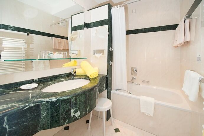 Imagen de la habitación del Hotel Seegarten, St. Josef am See - San Giuseppe al Lago. Foto 17